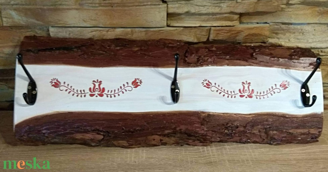 Piros virágos motívummal díszített falra szerelhető tároló  - otthon & életmód - tárolás & rendszerezés - fali tároló - Meska.hu