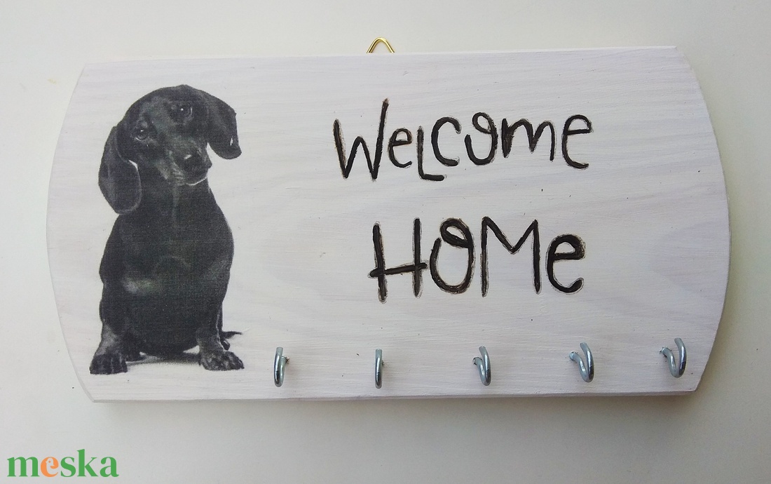 Tacskó kutyussal díszített Welcome home fa fali kulcstartó  - otthon & életmód - dekoráció - fali és függő dekoráció - fali kulcstartó - Meska.hu