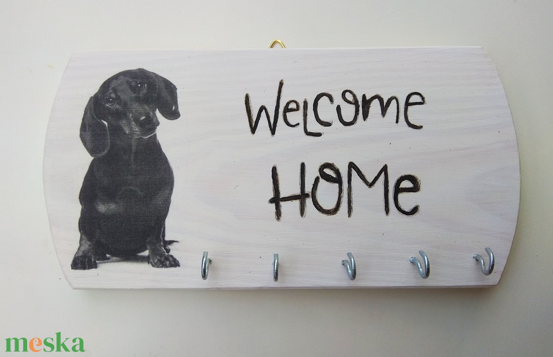 Tacskó kutyussal díszített Welcome home fa fali kulcstartó  - otthon & életmód - dekoráció - fali és függő dekoráció - fali kulcstartó - Meska.hu