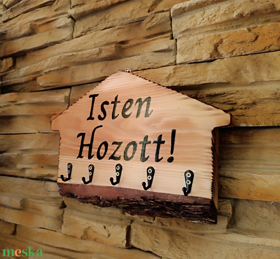 Házikó formájú fali kulcstartó Isten hozott felirattal díszítve - otthon & életmód - dekoráció - fali és függő dekoráció - fali kulcstartó - Meska.hu Házikó formájú fali kulcstartó Isten hozott felirattal díszítve - otthon & életmód - dekoráció - fali és függő dekoráció - fali kulcstartó - Meska.hu