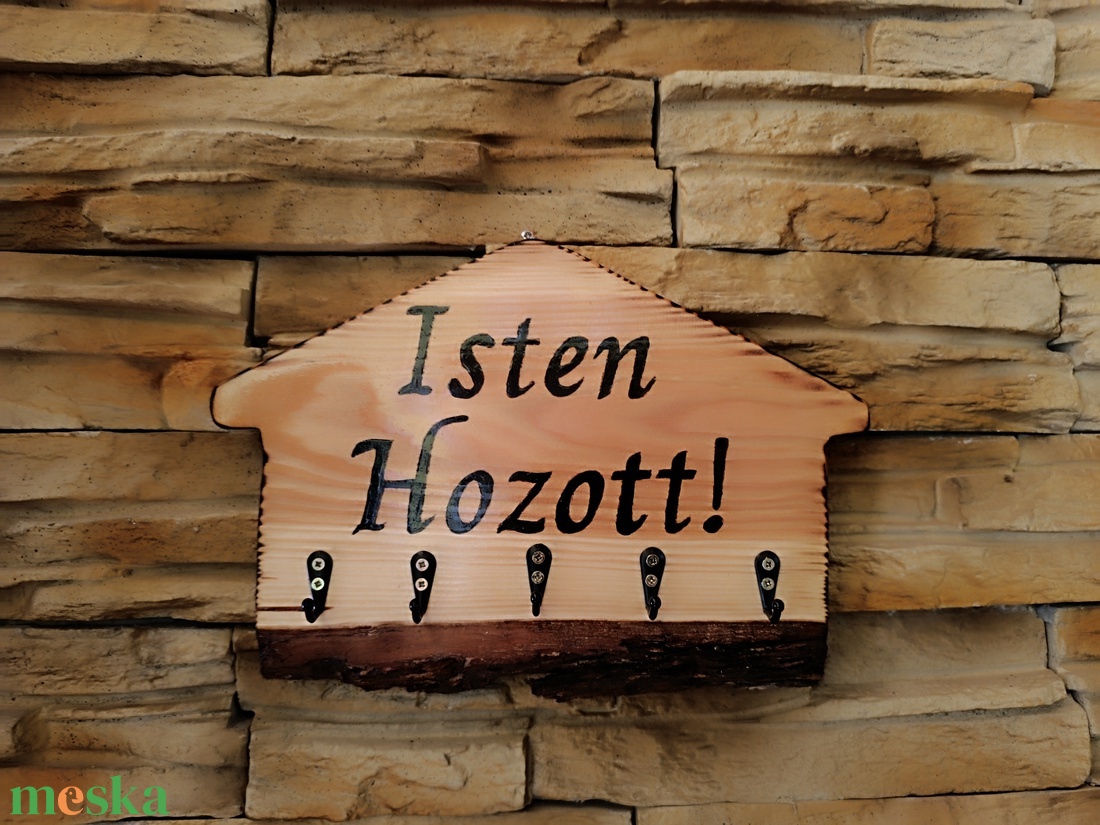 Házikó formájú fali kulcstartó Isten hozott felirattal díszítve - otthon & életmód - dekoráció - fali és függő dekoráció - fali kulcstartó - Meska.hu Házikó formájú fali kulcstartó Isten hozott felirattal díszítve - otthon & életmód - dekoráció - fali és függő dekoráció - fali kulcstartó - Meska.hu