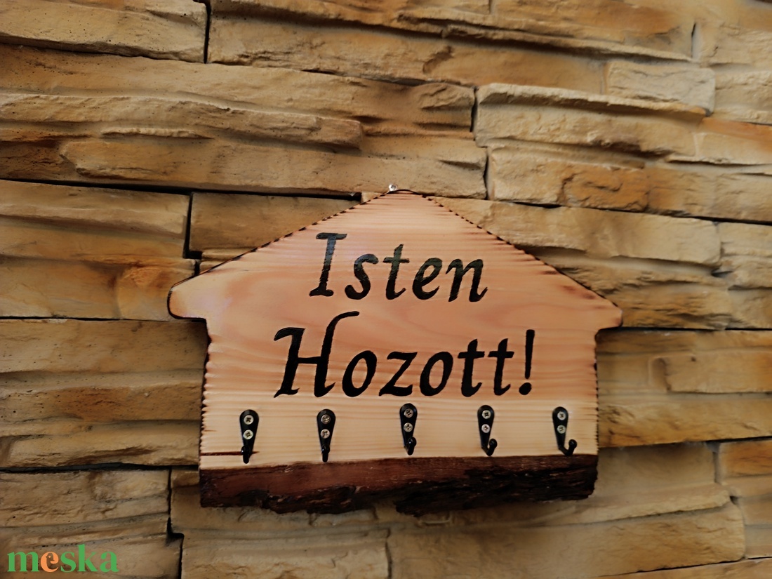 Házikó formájú fali kulcstartó Isten hozott felirattal díszítve - otthon & életmód - dekoráció - fali és függő dekoráció - fali kulcstartó - Meska.hu Házikó formájú fali kulcstartó Isten hozott felirattal díszítve - otthon & életmód - dekoráció - fali és függő dekoráció - fali kulcstartó - Meska.hu