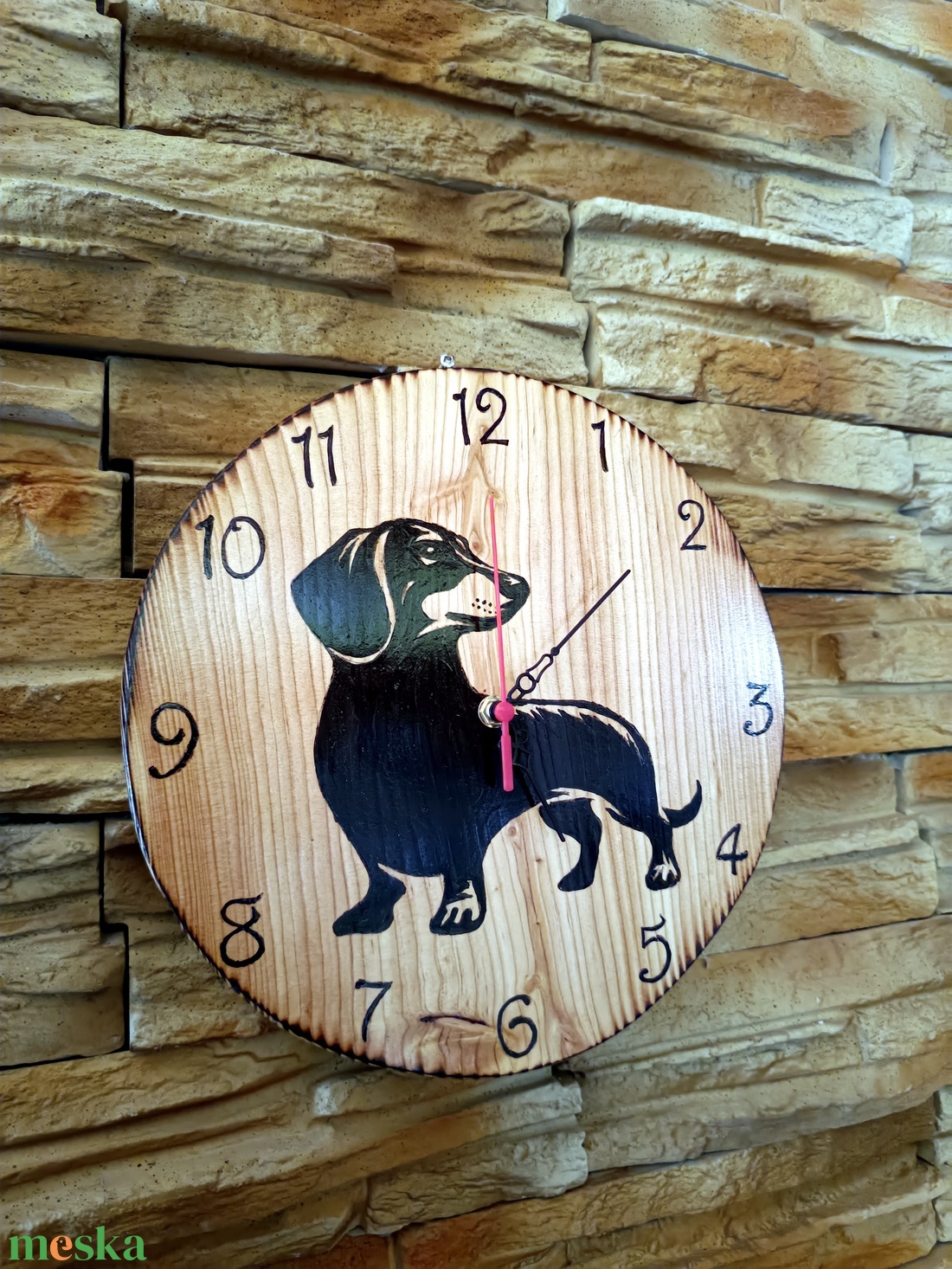 30 cm átmérőjű vörösfenyő falióra tacskóval - otthon & életmód - dekoráció - fali és függő dekoráció - falióra & óra - Meska.hu 30 cm átmérőjű vörösfenyő falióra tacskóval - otthon & életmód - dekoráció - fali és függő dekoráció - falióra & óra - Meska.hu