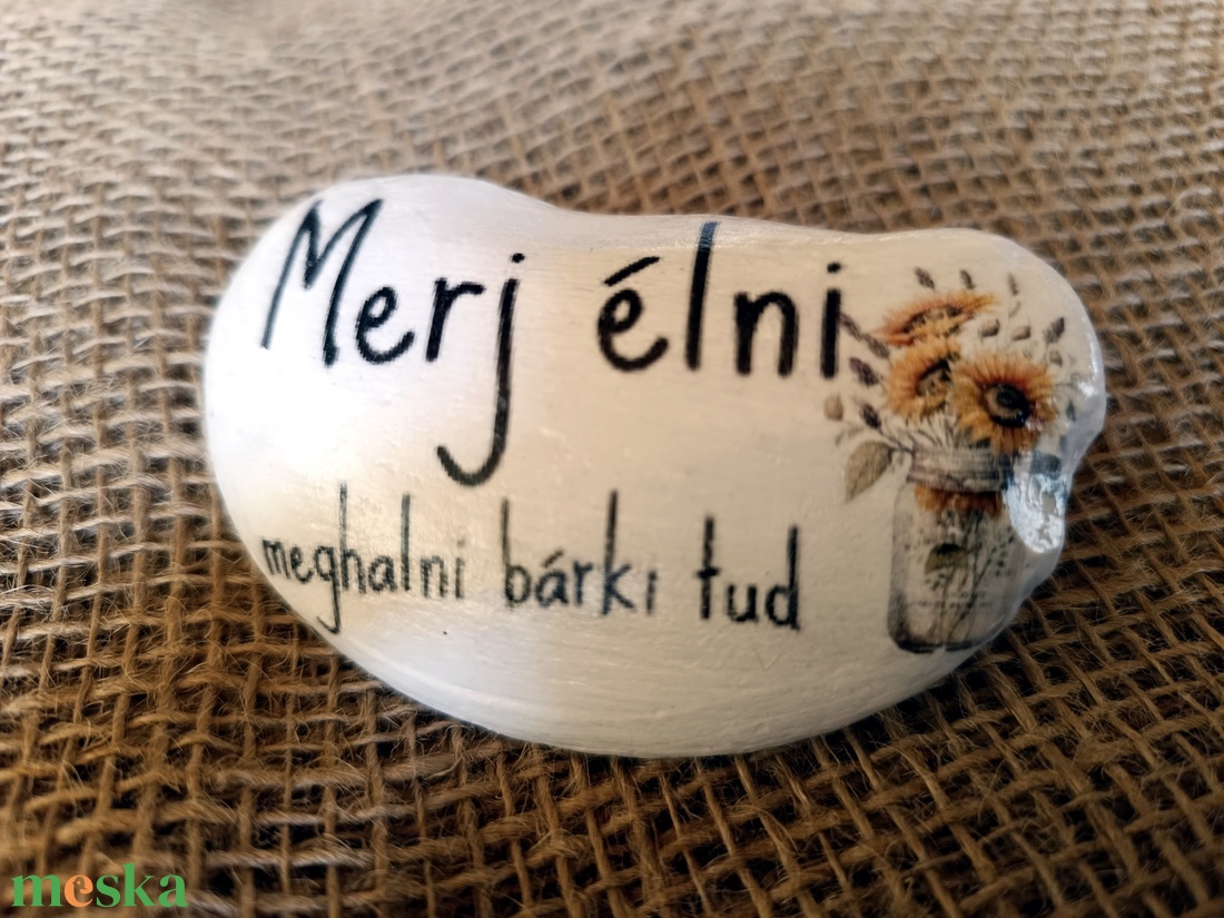 Motivációs kő Merj élni,meghalni bárki tud felirattal - otthon & életmód - dekoráció - asztal és polc dekoráció - kavics & kő - Meska.hu Motivációs kő Merj élni,meghalni bárki tud felirattal - otthon & életmód - dekoráció - asztal és polc dekoráció - kavics & kő - Meska.hu