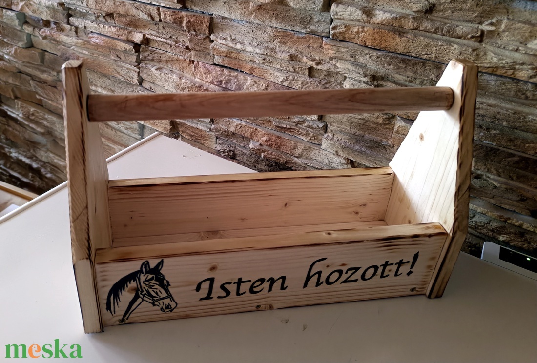 Isten hozott felirattal díszített, lovas kézműves faláda - otthon & életmód - ház & kert - virágláda, balkonláda - Meska.hu Isten hozott felirattal díszített, lovas kézműves faláda - otthon & életmód - ház & kert - virágláda, balkonláda - Meska.hu
