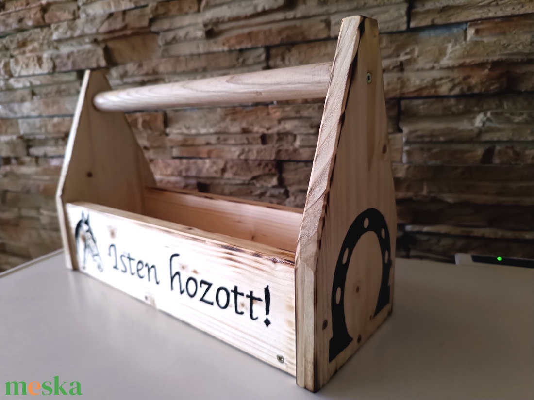 Isten hozott felirattal díszített, lovas kézműves faláda - otthon & életmód - ház & kert - virágláda, balkonláda - Meska.hu Isten hozott felirattal díszített, lovas kézműves faláda - otthon & életmód - ház & kert - virágláda, balkonláda - Meska.hu