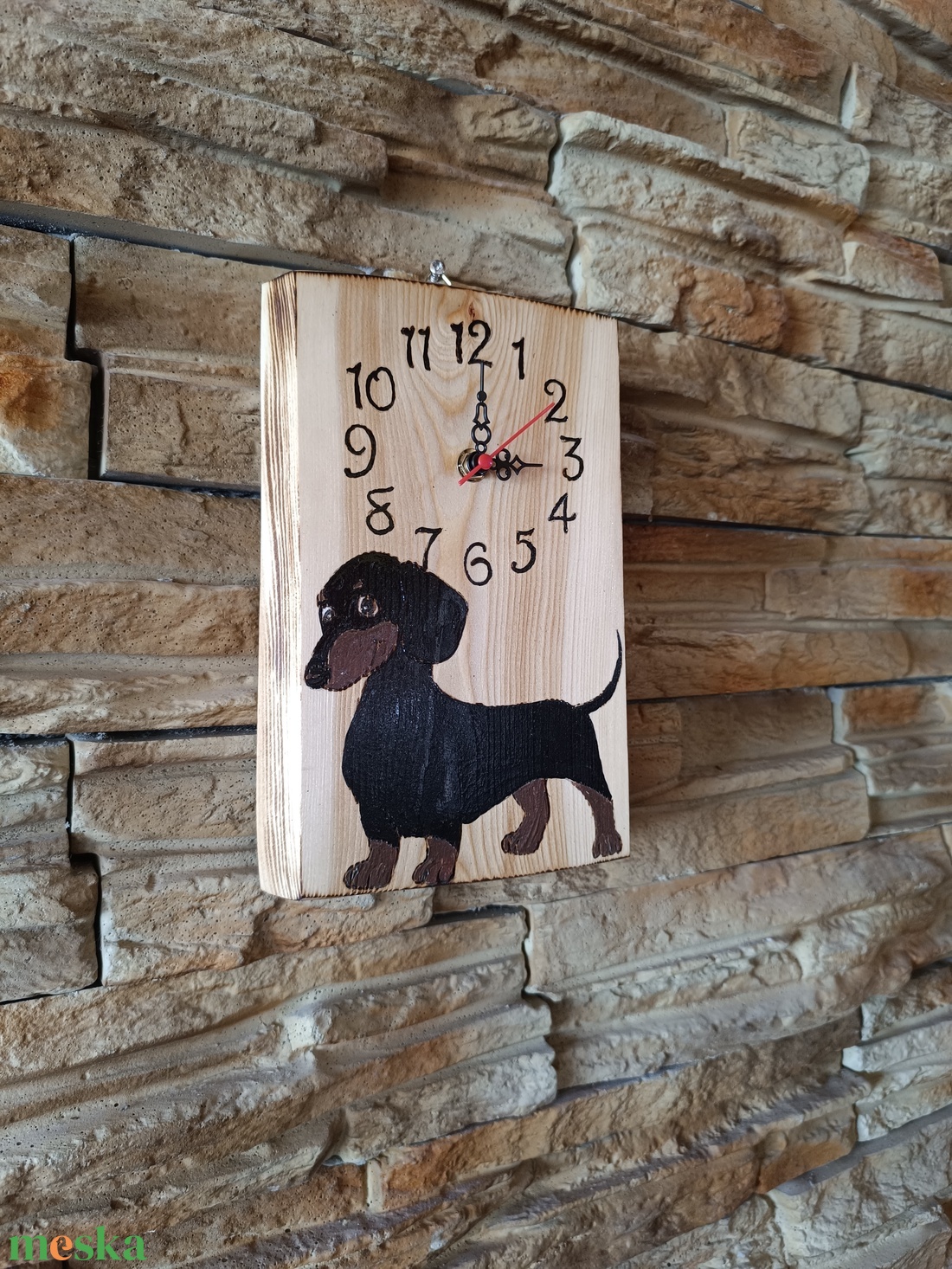 Fából készült falióra aranyos tacskó kutyussal  - otthon & életmód - dekoráció - fali és függő dekoráció - falióra & óra - Meska.hu