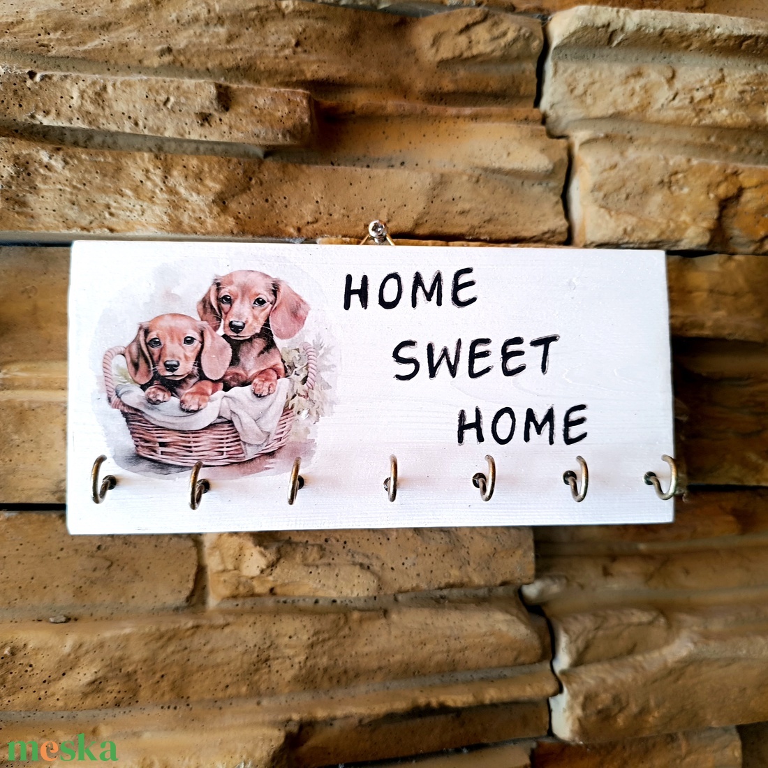 Fa fali kulcstartó home sweet home felirattal és tacskó kiskutyákkal - otthon & életmód - dekoráció - fali és függő dekoráció - fali kulcstartó - Meska.hu
