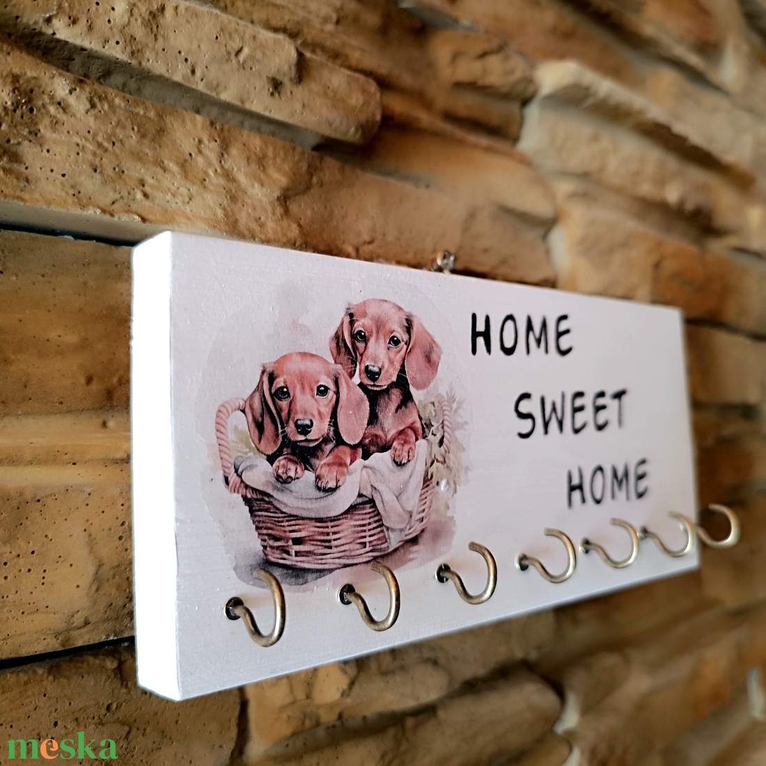 Fa fali kulcstartó home sweet home felirattal és tacskó kiskutyákkal - otthon & életmód - dekoráció - fali és függő dekoráció - fali kulcstartó - Meska.hu