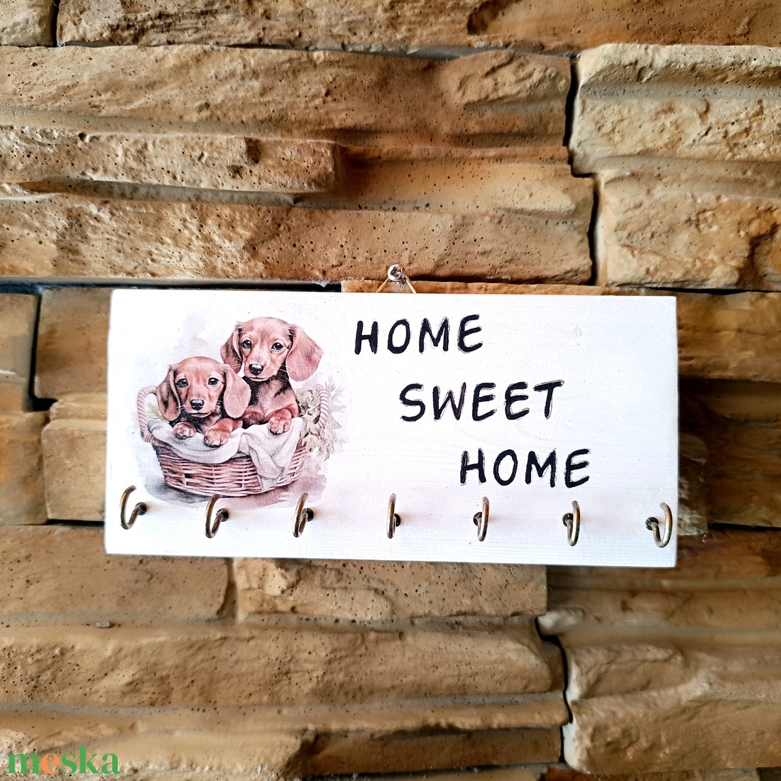 Fa fali kulcstartó home sweet home felirattal és tacskó kiskutyákkal - otthon & életmód - dekoráció - fali és függő dekoráció - fali kulcstartó - Meska.hu