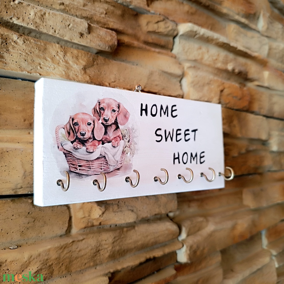 Fa fali kulcstartó home sweet home felirattal és tacskó kiskutyákkal - otthon & életmód - dekoráció - fali és függő dekoráció - fali kulcstartó - Meska.hu