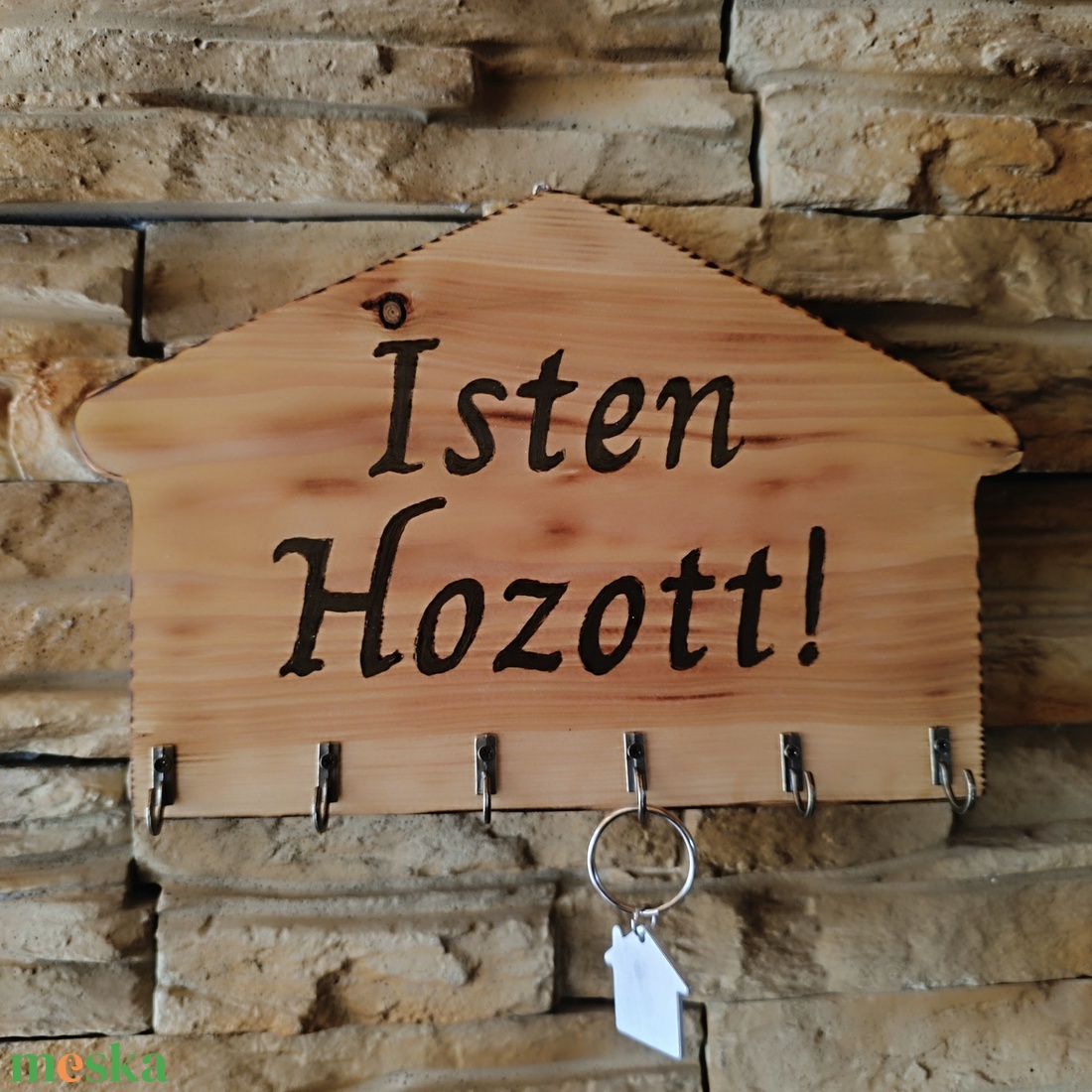 Házikó formájú fali kulcstartó Isten hozott felirattal díszítve  - otthon & életmód - dekoráció - fali és függő dekoráció - fali kulcstartó - Meska.hu