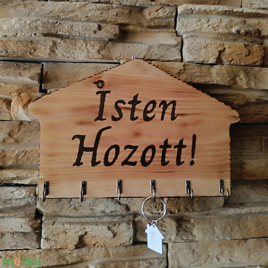 Házikó formájú fali kulcstartó Isten hozott felirattal díszítve  - otthon & életmód - dekoráció - fali és függő dekoráció - fali kulcstartó - Meska.hu