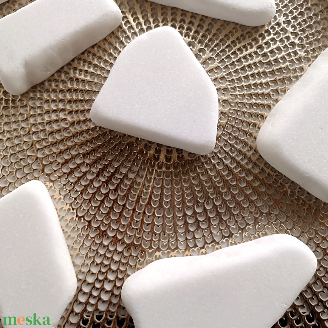 Festhető lapos fehér kő   - otthon & életmód - dekoráció - asztal és polc dekoráció - kavics & kő - Meska.hu