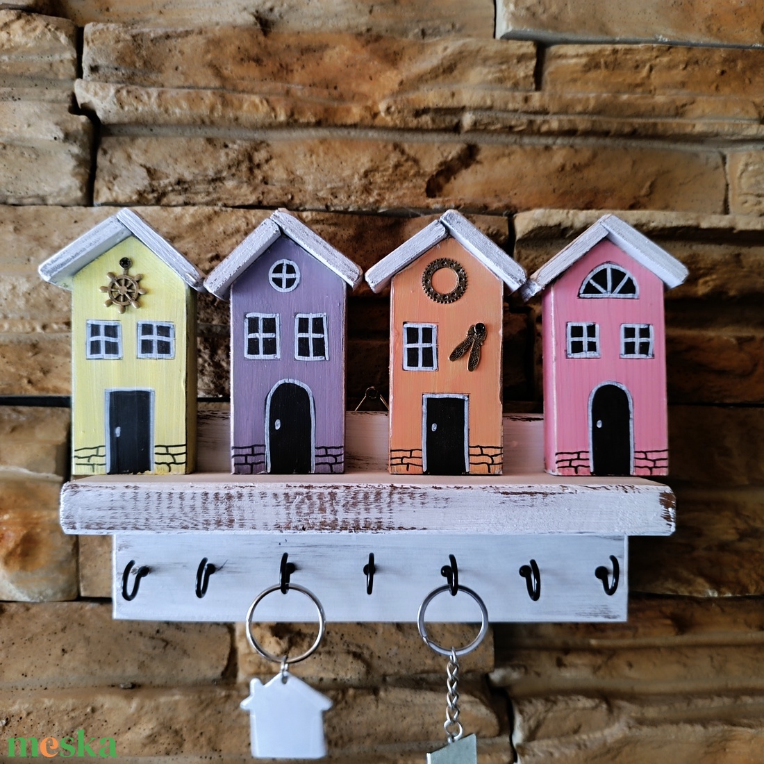 Fából készült fali kulcstartó házikókkal - otthon & életmód - dekoráció - fali és függő dekoráció - fali kulcstartó - Meska.hu