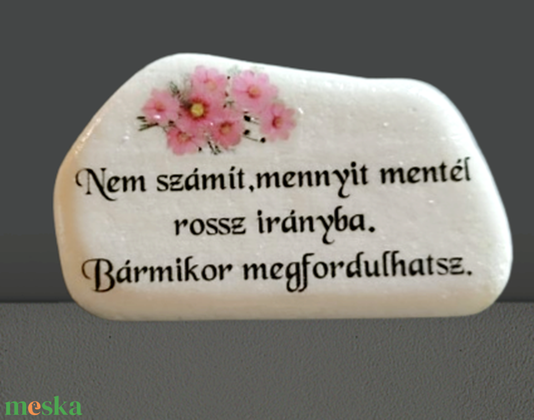 Fehér kő idézettel és virággal díszítve  - otthon & életmód - dekoráció - asztal és polc dekoráció - kavics & kő - Meska.hu Fehér kő idézettel és virággal díszítve  - otthon & életmód - dekoráció - asztal és polc dekoráció - kavics & kő - Meska.hu