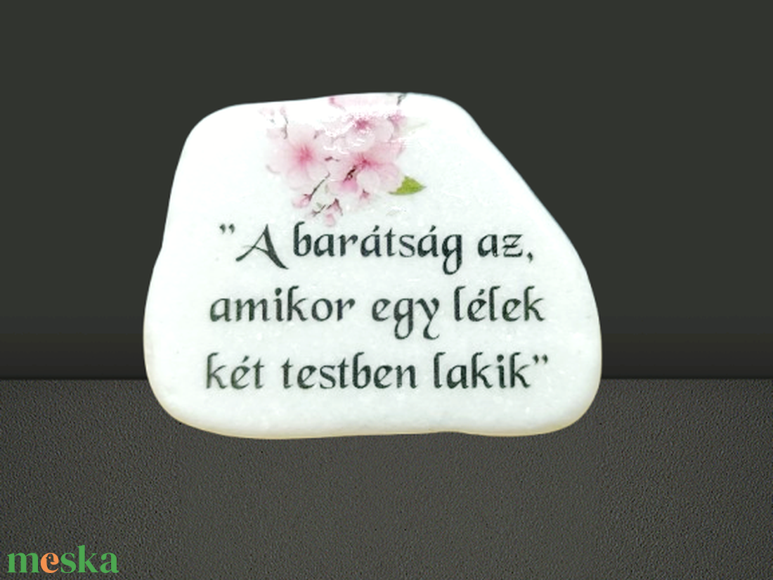 Fehér kő idézettel és virággal díszítve igaz barátoknak  - otthon & életmód - dekoráció - asztal és polc dekoráció - kavics & kő - Meska.hu