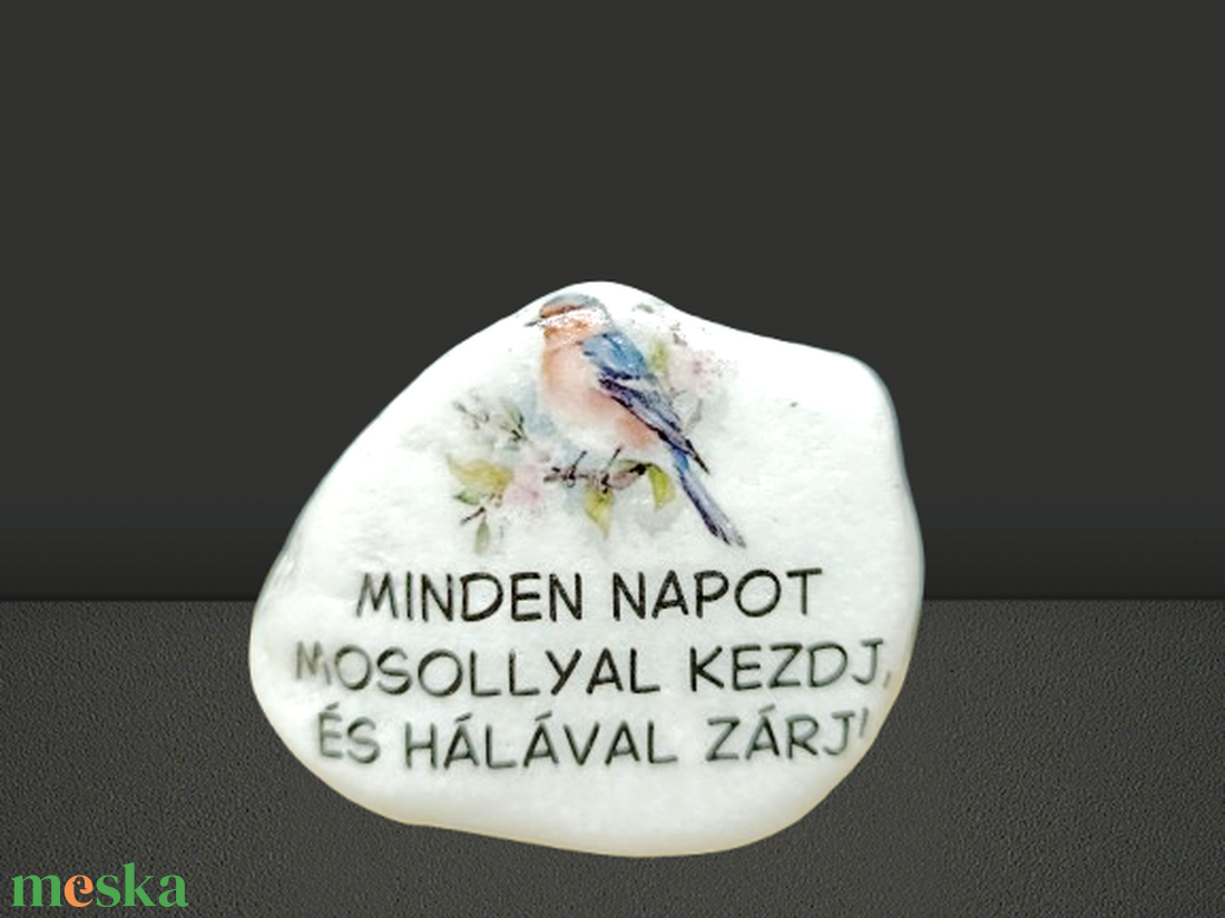 Minden napot mosollyal kezdj, és hálával zárj!Kő idézettel és madárkával. - otthon & életmód - dekoráció - asztal és polc dekoráció - kavics & kő - Meska.hu Minden napot mosollyal kezdj, és hálával zárj!Kő idézettel és madárkával. - otthon & életmód - dekoráció - asztal és polc dekoráció - kavics & kő - Meska.hu