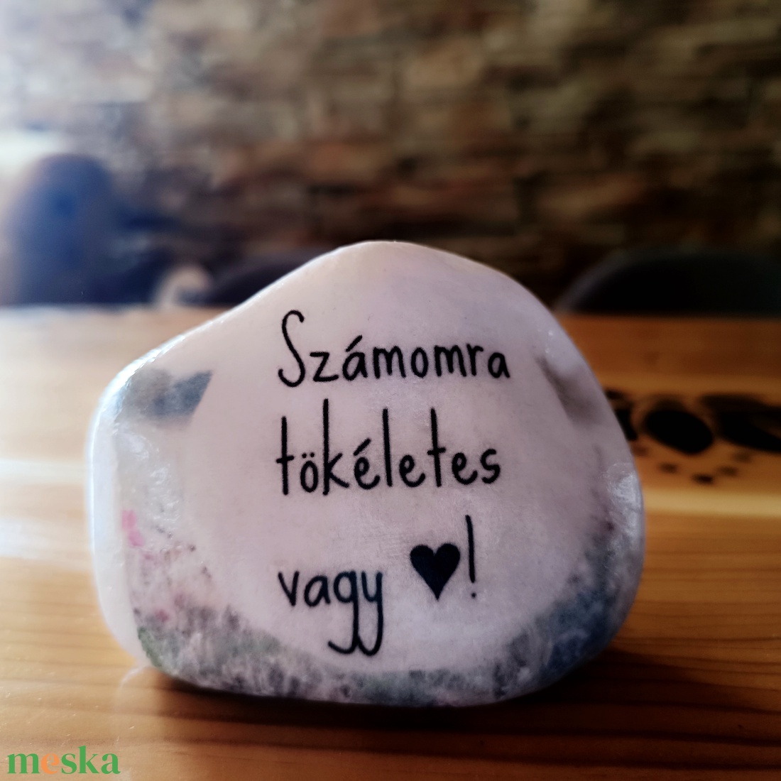 Számomra tökéletes vagy! felirattal díszített fehér kő  - otthon & életmód - dekoráció - asztal és polc dekoráció - kavics & kő - Meska.hu