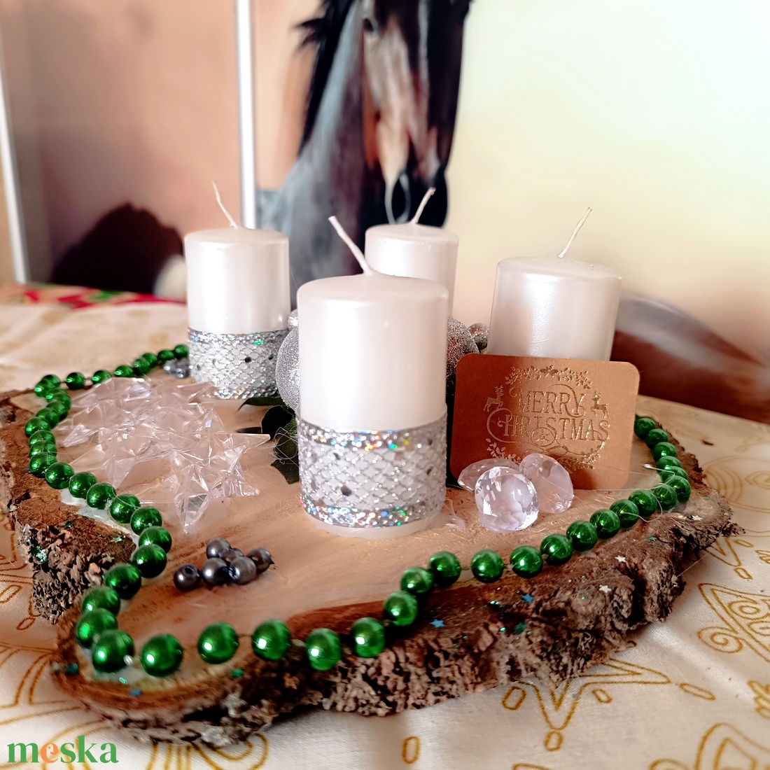 Adventi asztaldísz fakorongon 4 gyertyával zöld, fehér színekkel  - karácsony - adventi díszek - adventi asztaldísz - Meska.hu