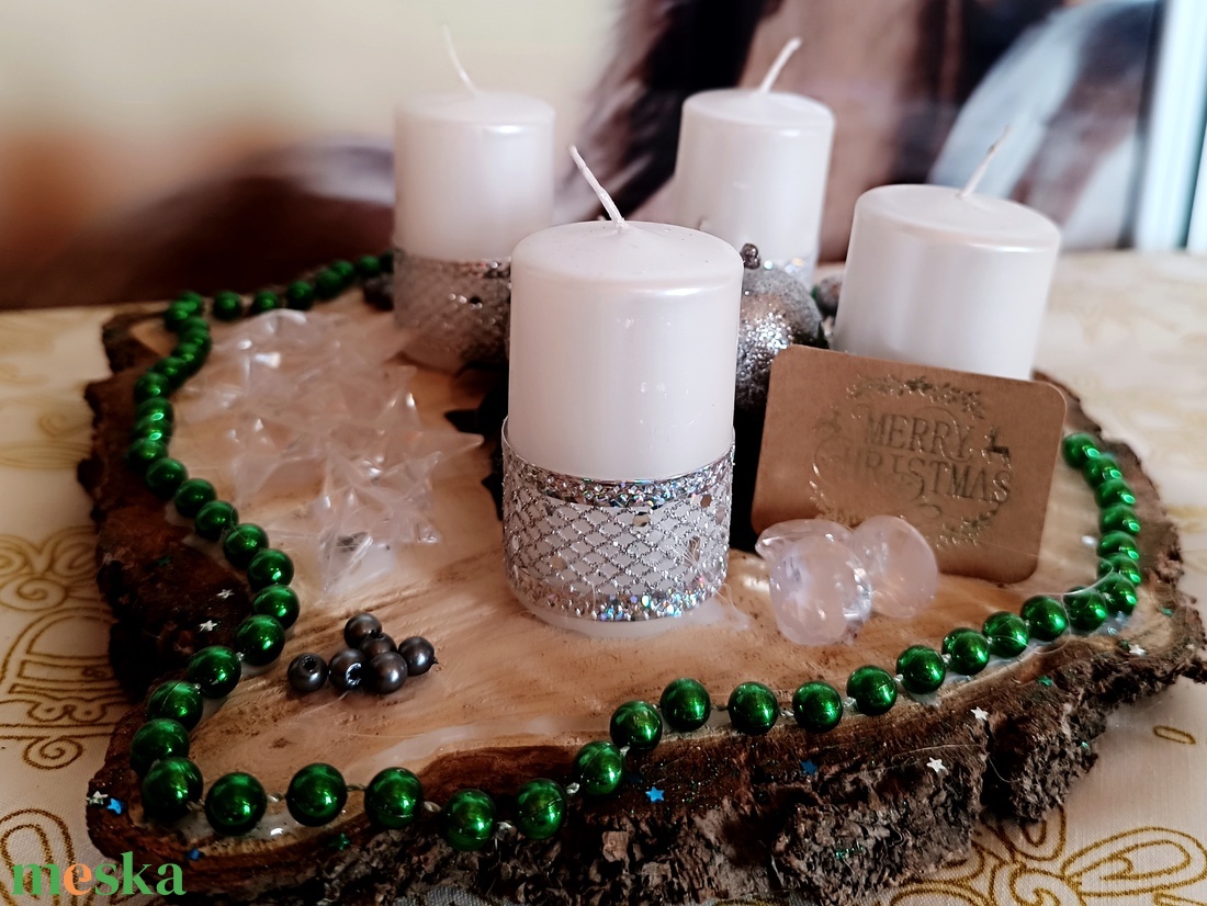Adventi asztaldísz fakorongon 4 gyertyával zöld, fehér színekkel  - karácsony - adventi díszek - adventi asztaldísz - Meska.hu