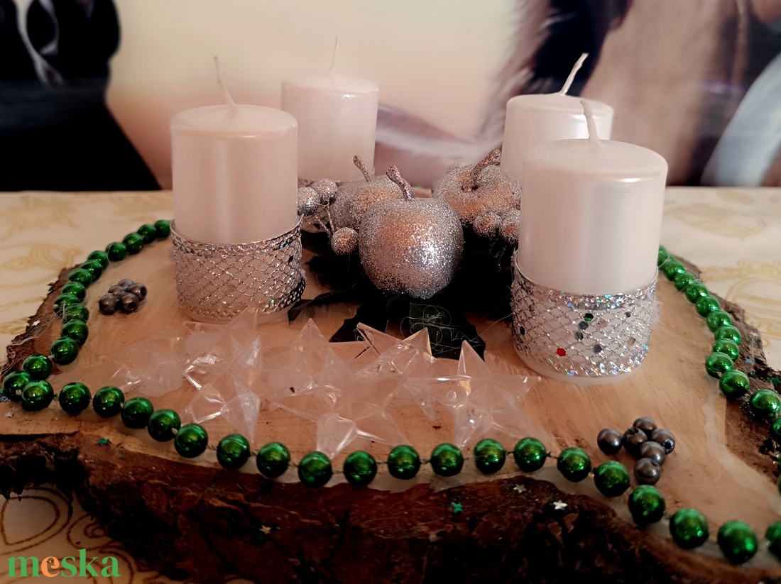 Adventi asztaldísz fakorongon 4 gyertyával zöld, fehér színekkel  - karácsony - adventi díszek - adventi asztaldísz - Meska.hu