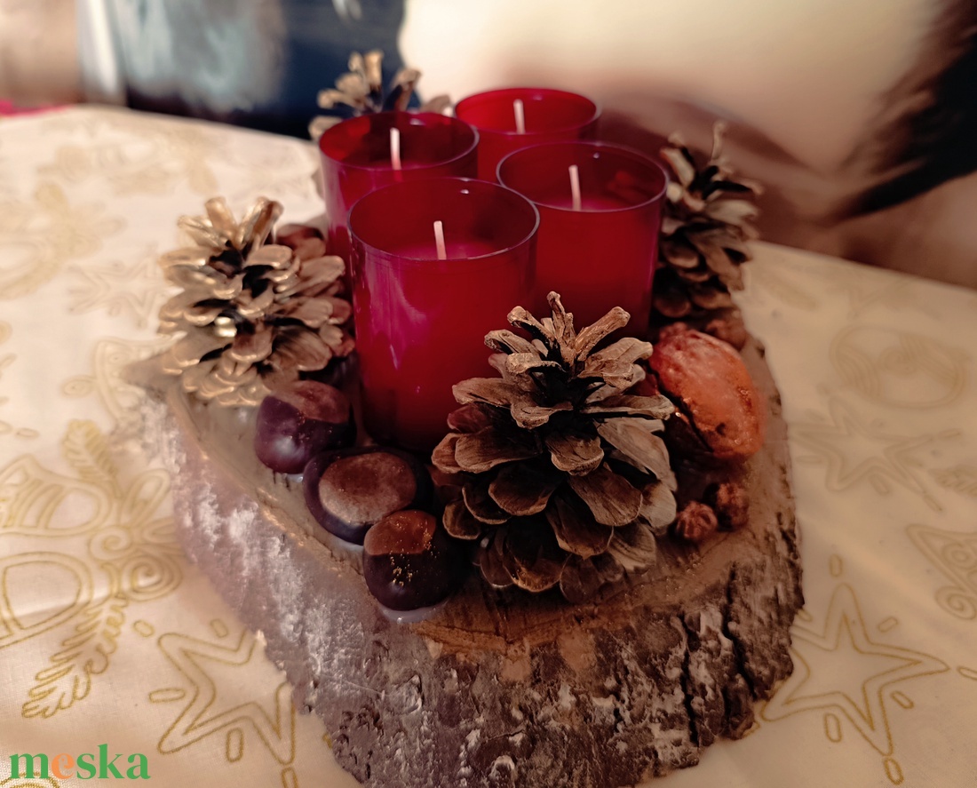 Adventi asztaldísz rusztikus fakorongon, 4 piros gyertyával  - karácsony - adventi díszek - adventi asztaldísz - Meska.hu
