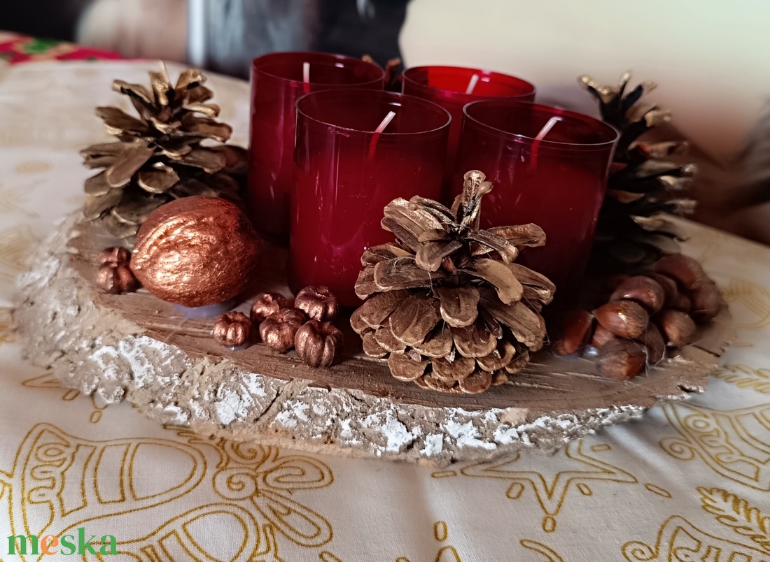 Adventi asztaldísz rusztikus fakorongon, 4 piros gyertyával  - karácsony - adventi díszek - adventi asztaldísz - Meska.hu