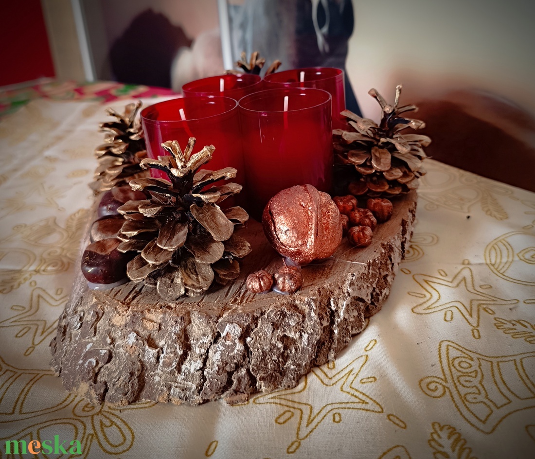 Adventi asztaldísz rusztikus fakorongon, 4 piros gyertyával  - karácsony - adventi díszek - adventi asztaldísz - Meska.hu