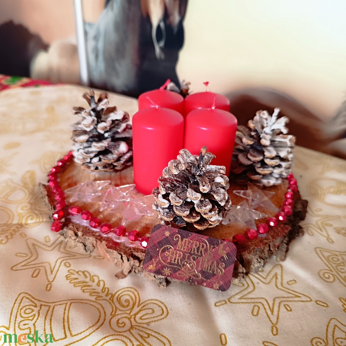 Adventi asztaldísz rusztikus fakorongon 4 piros gyertyával, felirattal  - karácsony - adventi díszek - adventi asztaldísz - Meska.hu