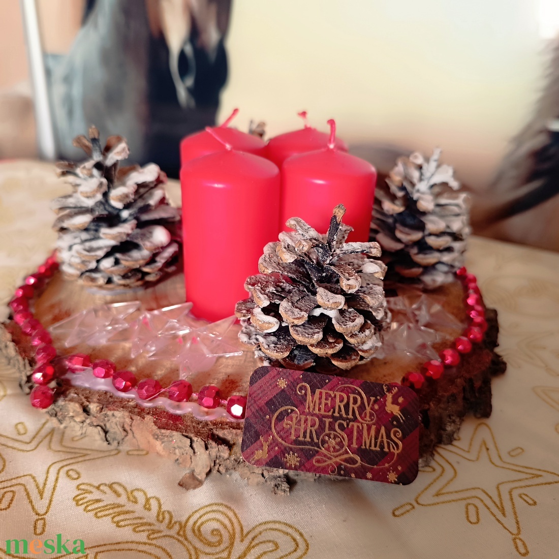 Adventi asztaldísz rusztikus fakorongon 4 piros gyertyával, felirattal  - karácsony - adventi díszek - adventi asztaldísz - Meska.hu
