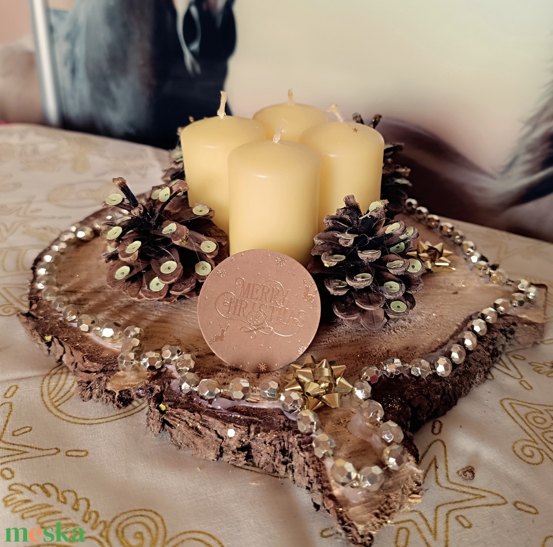 Adventi asztaldísz rusztikus fakorongon 4 gyertyával és tobozzal díszítve  - karácsony - adventi díszek - adventi asztaldísz - Meska.hu