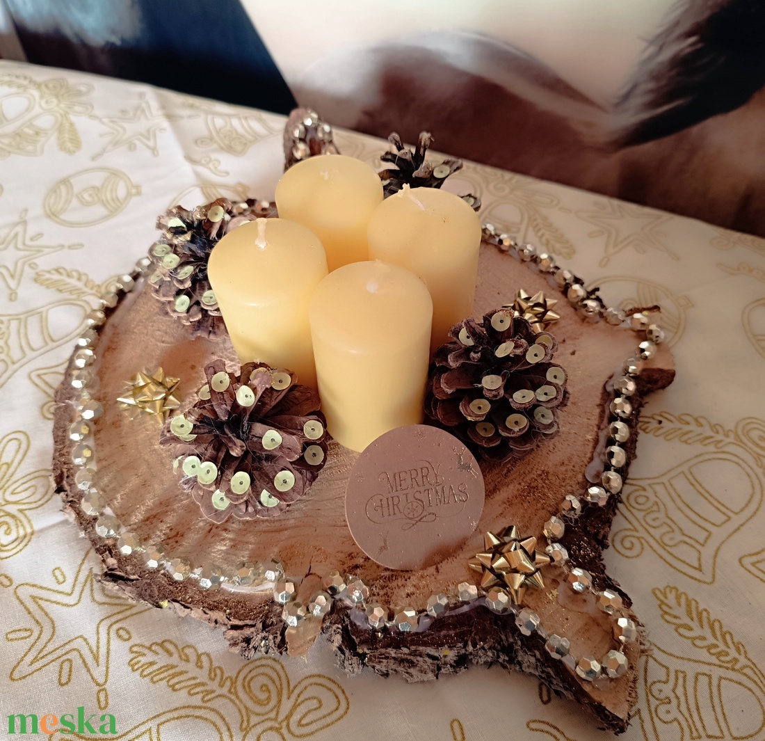 Adventi asztaldísz rusztikus fakorongon 4 gyertyával és tobozzal díszítve  - karácsony - adventi díszek - adventi asztaldísz - Meska.hu