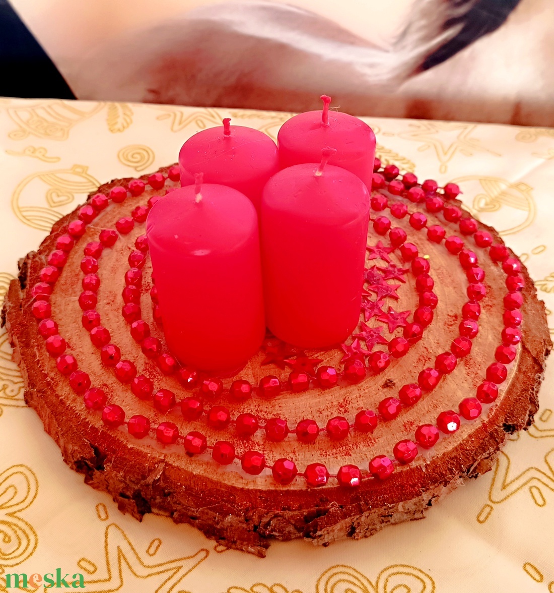 Adventi asztaldísz fakorongon 4 piros gyertyával, piros gyöngysorral - karácsony - adventi díszek - adventi asztaldísz - Meska.hu