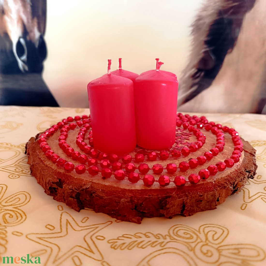 Adventi asztaldísz fakorongon 4 piros gyertyával, piros gyöngysorral - karácsony - adventi díszek - adventi asztaldísz - Meska.hu