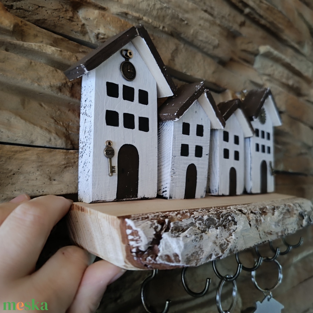 Fából készült házikós fali kulcstartó  - otthon & életmód - dekoráció - fali és függő dekoráció - fali kulcstartó - Meska.hu