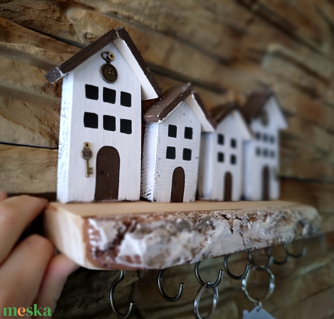 Fából készült házikós fali kulcstartó  - otthon & életmód - dekoráció - fali és függő dekoráció - fali kulcstartó - Meska.hu