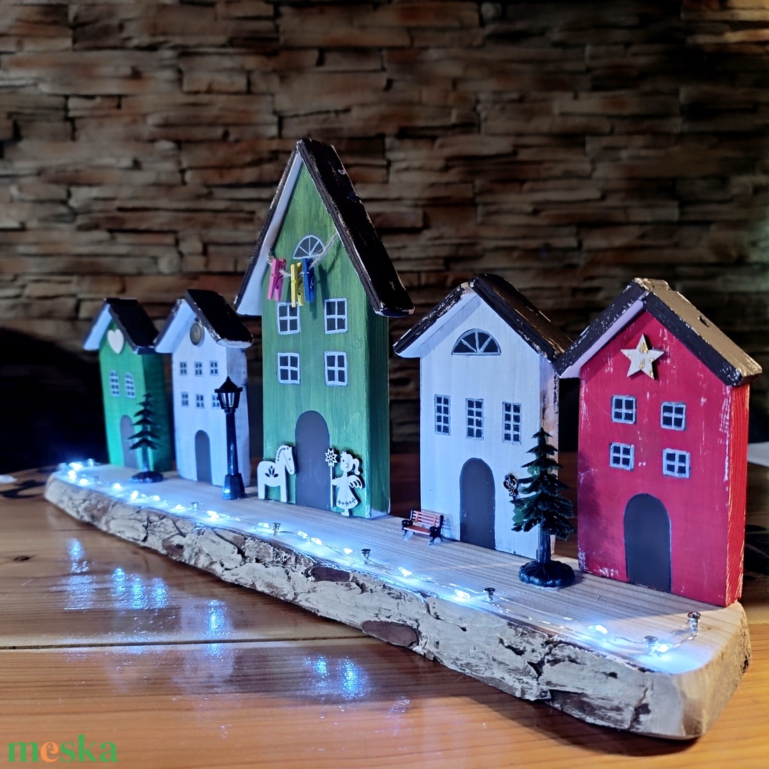 Karácsonyi falu LED világítással rusztikus fán  - karácsony - karácsonyi lakásdekoráció - karácsonyi falu, házikó - Meska.hu