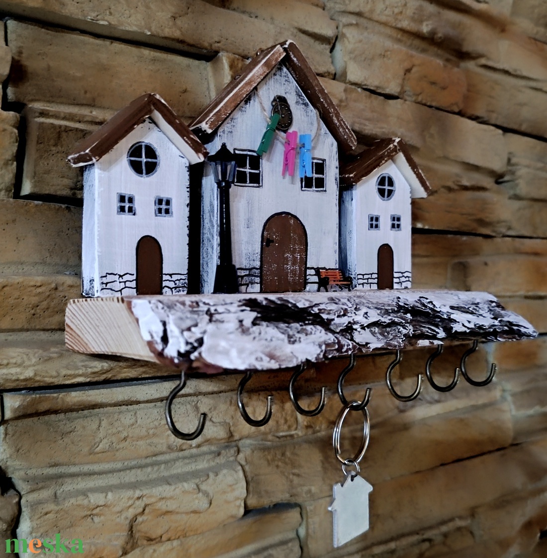 Fából készült fali kulcstartó utcakép rusztikus fán  - otthon & életmód - dekoráció - fali és függő dekoráció - fali kulcstartó - Meska.hu