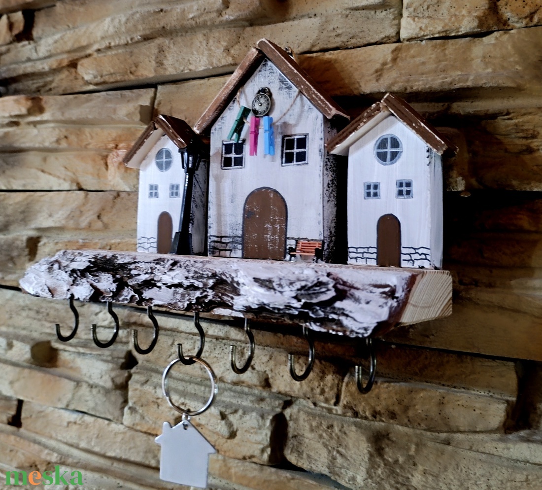 Fából készült fali kulcstartó utcakép rusztikus fán  - otthon & életmód - dekoráció - fali és függő dekoráció - fali kulcstartó - Meska.hu
