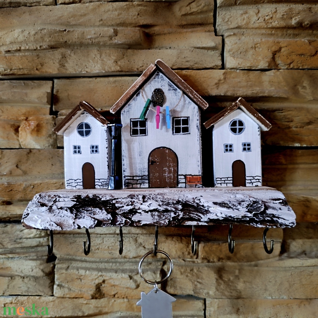 Fából készült fali kulcstartó utcakép rusztikus fán  - otthon & életmód - dekoráció - fali és függő dekoráció - fali kulcstartó - Meska.hu