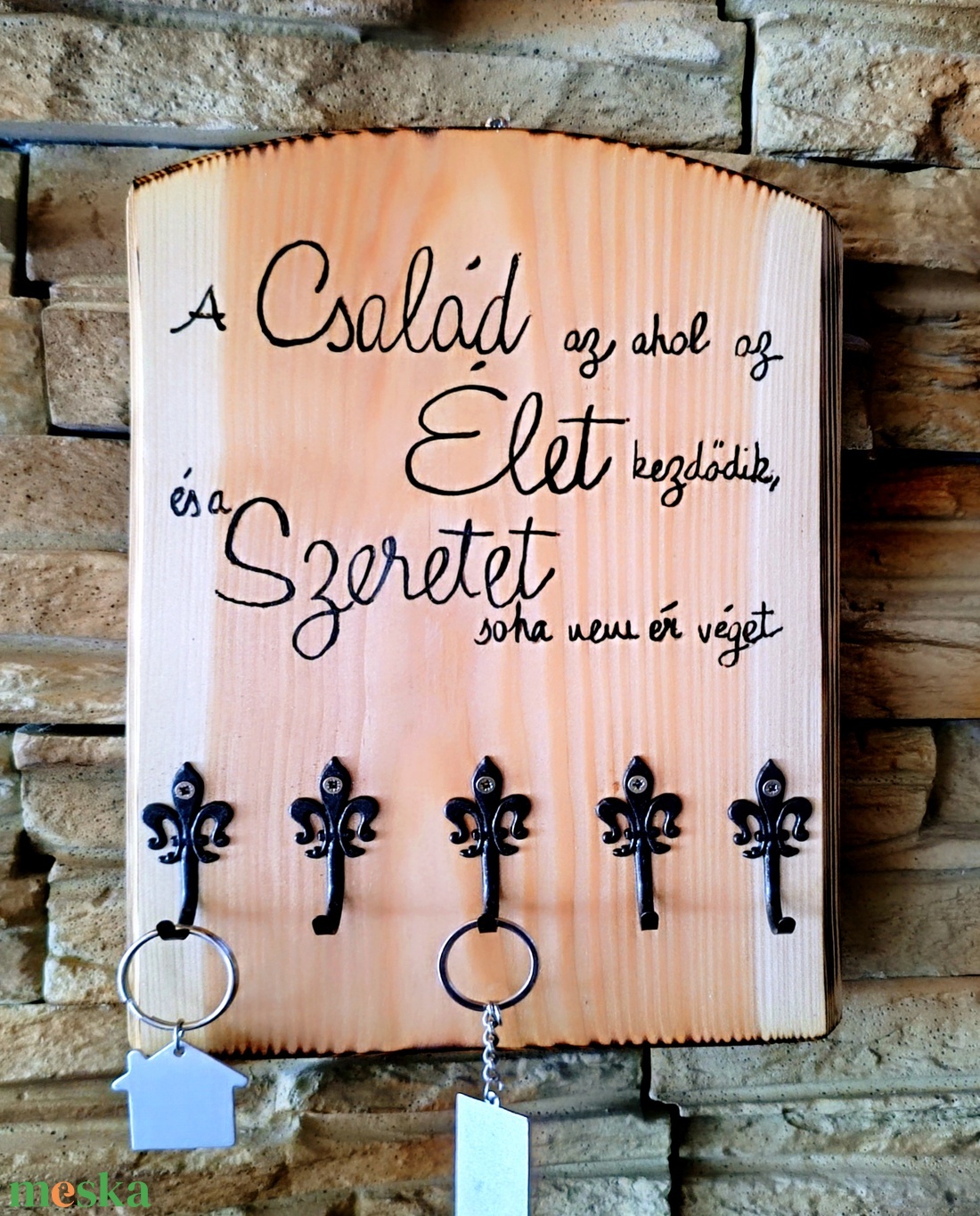 A család az ahol az élet kezdődik és a szeretet soha nem ér véget felirattal díszített fából készült fali kulcstartó  - otthon & életmód - dekoráció - fali és függő dekoráció - fali kulcstartó - Meska.hu