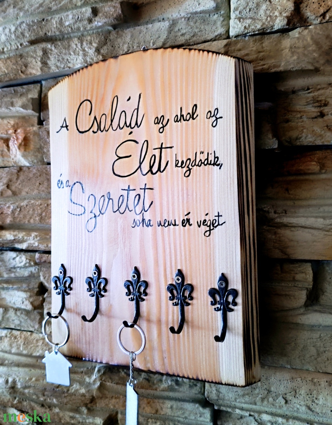 A család az ahol az élet kezdődik és a szeretet soha nem ér véget felirattal díszített fából készült fali kulcstartó  - otthon & életmód - dekoráció - fali és függő dekoráció - fali kulcstartó - Meska.hu