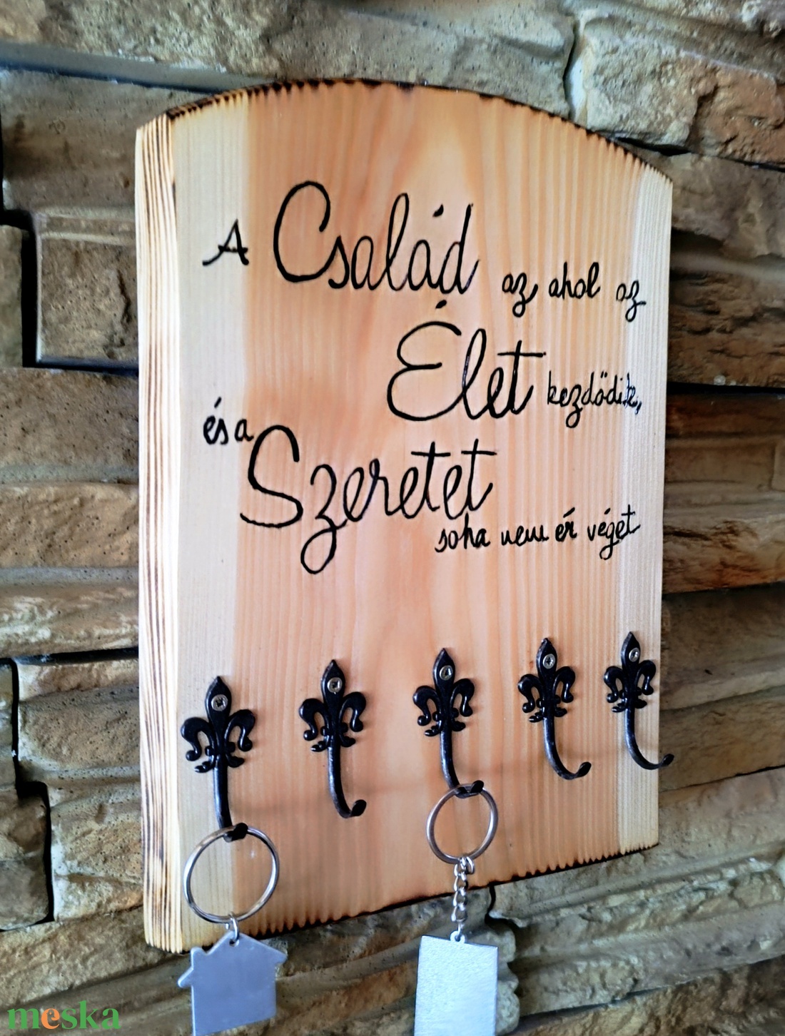 A család az ahol az élet kezdődik és a szeretet soha nem ér véget felirattal díszített fából készült fali kulcstartó  - otthon & életmód - dekoráció - fali és függő dekoráció - fali kulcstartó - Meska.hu