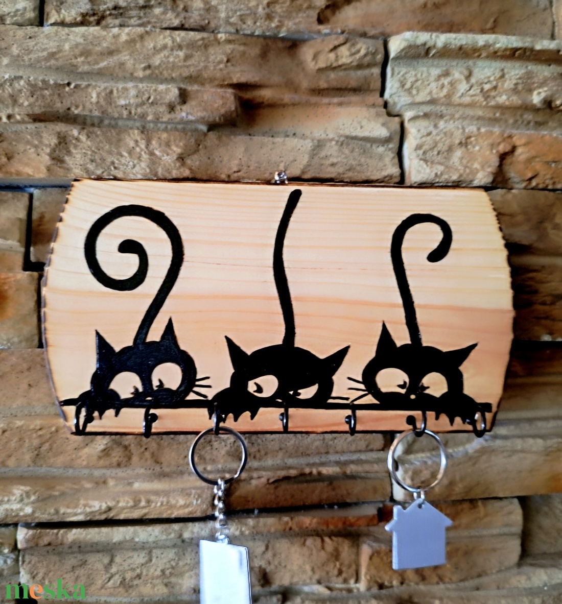 Fából készült fali kulcstartó három fekete cicával - otthon & életmód - dekoráció - fali és függő dekoráció - fali kulcstartó - Meska.hu