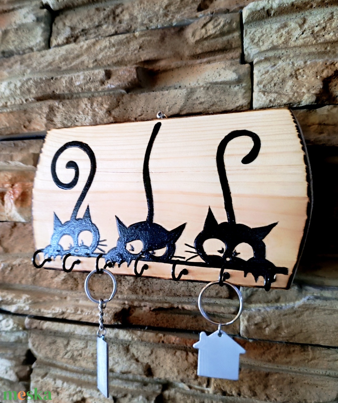Fából készült fali kulcstartó három fekete cicával - otthon & életmód - dekoráció - fali és függő dekoráció - fali kulcstartó - Meska.hu