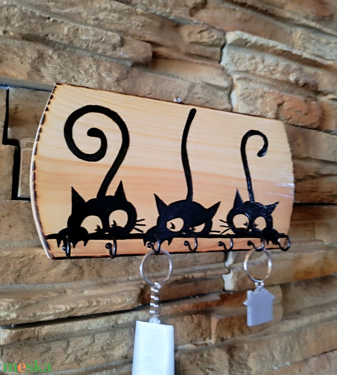 Fából készült fali kulcstartó három fekete cicával - otthon & életmód - dekoráció - fali és függő dekoráció - fali kulcstartó - Meska.hu