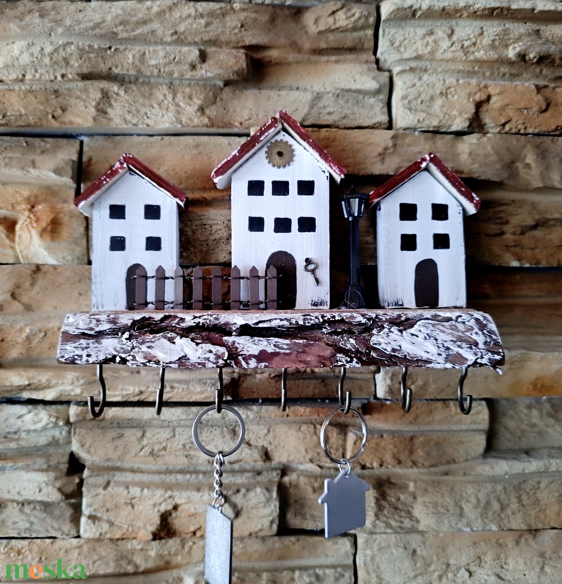 Fali kulcstartó rusztikus fán utca részlettel - otthon & életmód - dekoráció - fali és függő dekoráció - fali kulcstartó - Meska.hu