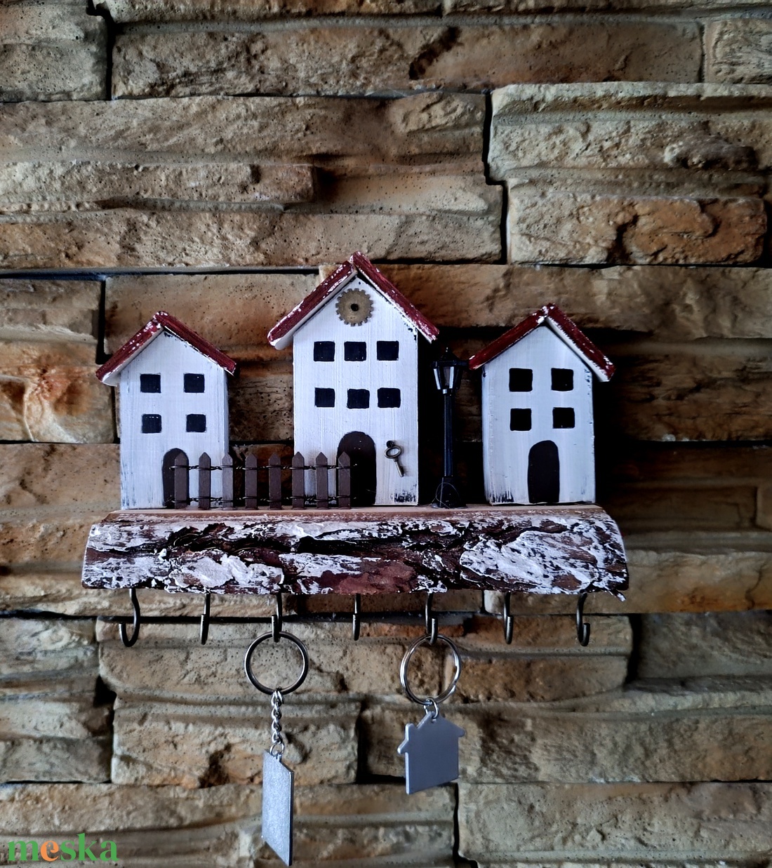 Fali kulcstartó rusztikus fán utca részlettel - otthon & életmód - dekoráció - fali és függő dekoráció - fali kulcstartó - Meska.hu