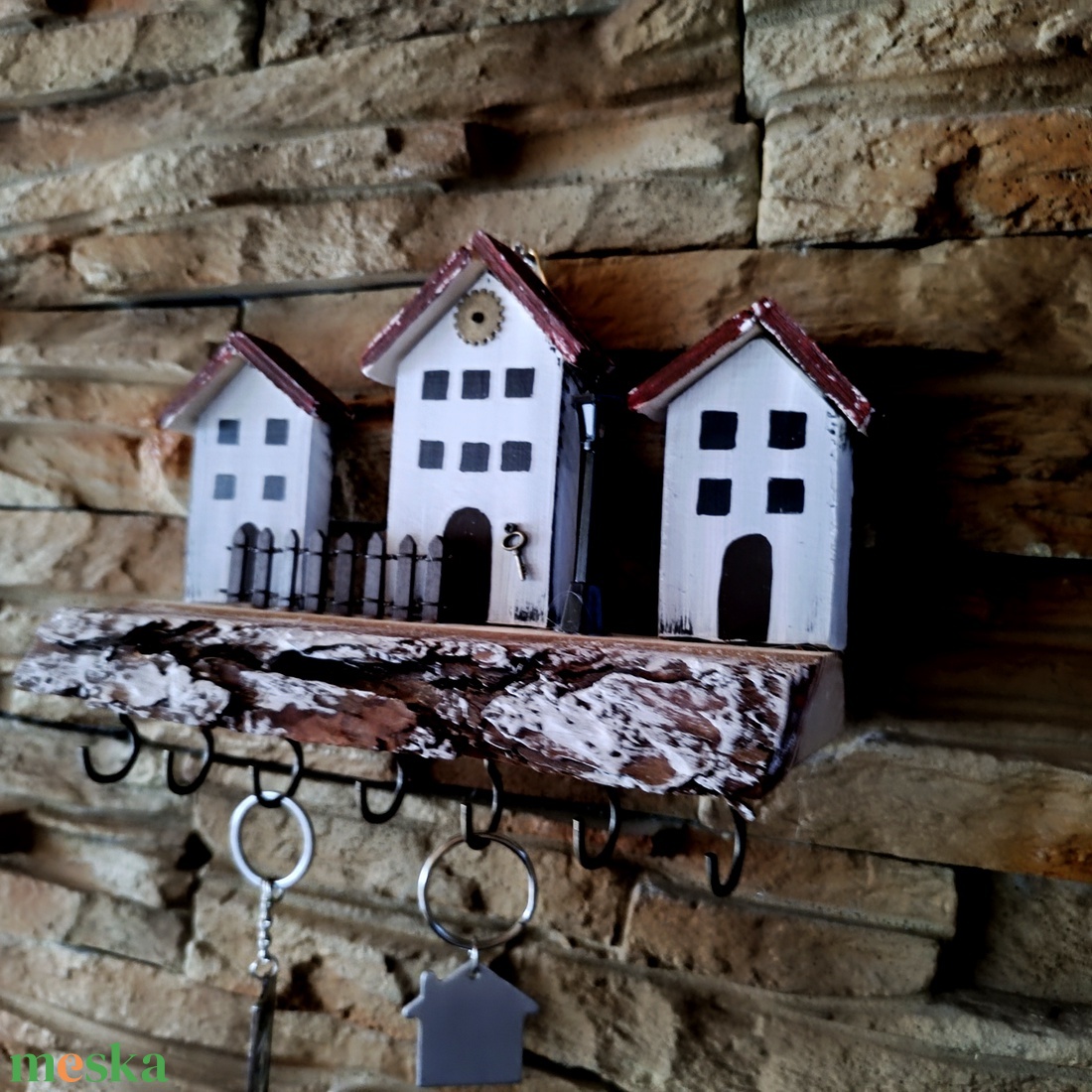 Fali kulcstartó rusztikus fán utca részlettel - otthon & életmód - dekoráció - fali és függő dekoráció - fali kulcstartó - Meska.hu